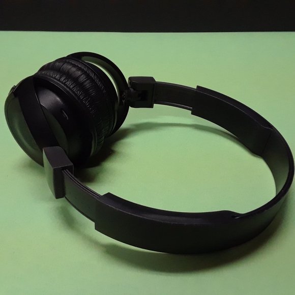 JBL T450BT Wireless On-Ear Headphones (Black) - Picture 5 of 6